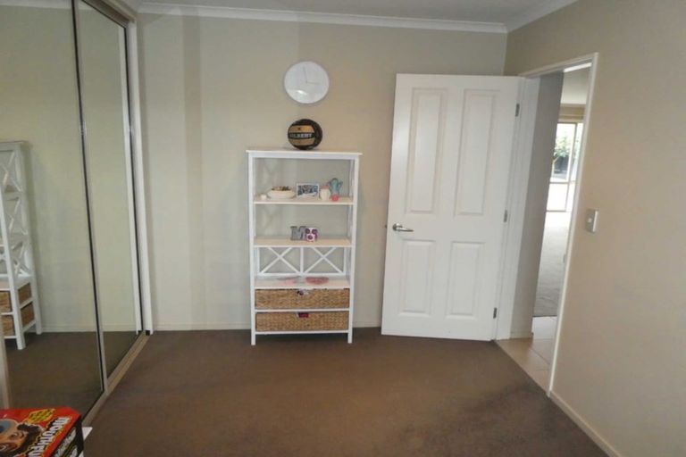 Photo of property in 6 Papaumu Green, Parklands, Christchurch, 8083