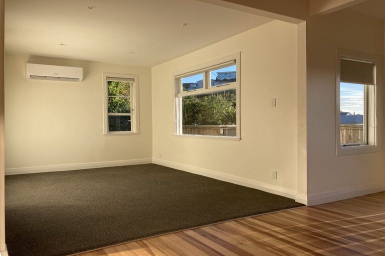 Photo of property in 33 Hungerford Road, Lyall Bay, Wellington, 6022