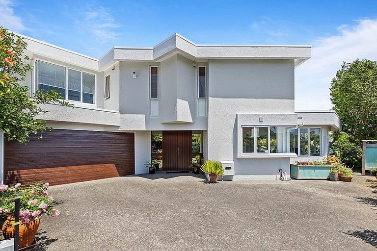 Photo of property in 2/7 Otakau Road, Milford, Auckland, 0620