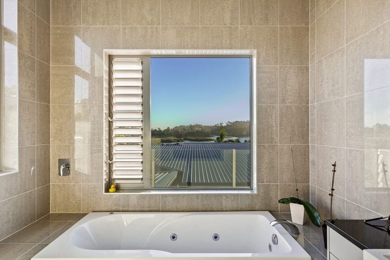 Photo of property in 8 Kerema Way, Schnapper Rock, Auckland, 0632