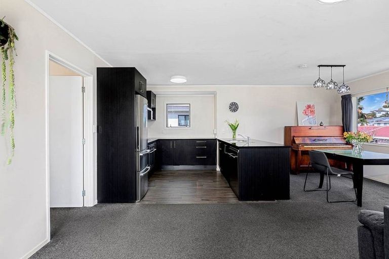 Photo of property in 1/24 Caribbean Drive, Unsworth Heights, Auckland, 0632