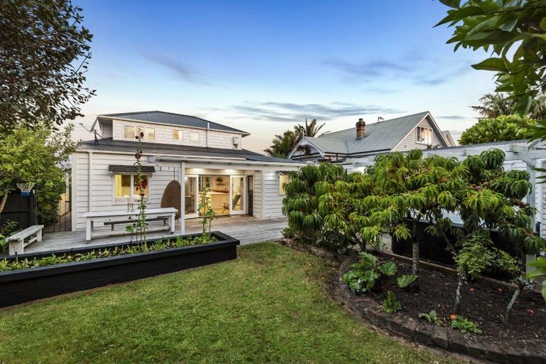 Photo of property in 74 Princes Street, Northcote Point, Auckland, 0627
