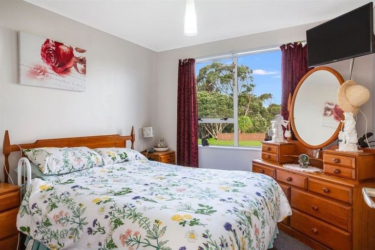 Photo of property in 43 Cleat Street, Whitby, Porirua, 5024