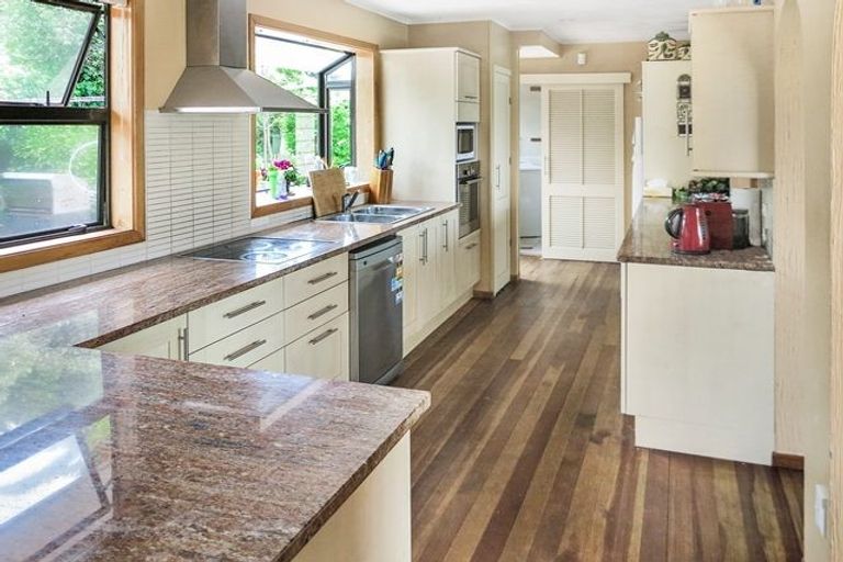 Photo of property in 39 Chatsworth Crescent, Pakuranga Heights, Auckland, 2010