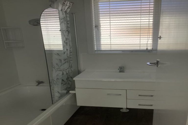 Photo of property in 1 Keats Place, Blockhouse Bay, Auckland, 0600