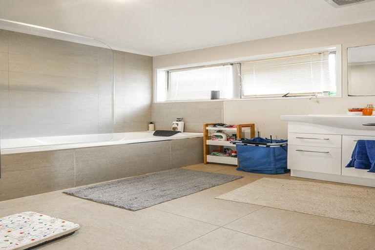 Photo of property in 2/12 Ballater Place, Highland Park, Auckland, 2010