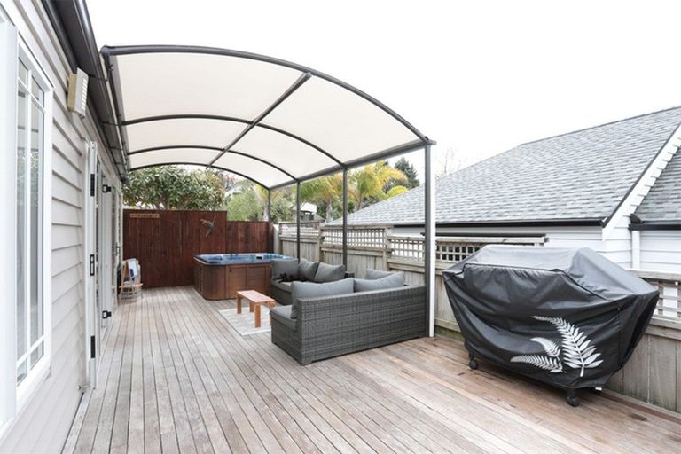 Photo of property in 46 Lagoon Way, West Harbour, Auckland, 0618