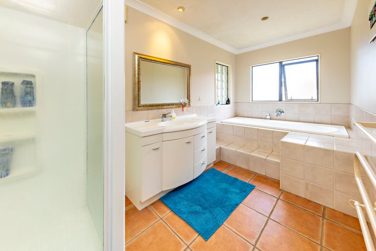 Photo of property in 13 Conacher Close, East Tamaki Heights, Auckland, 2016