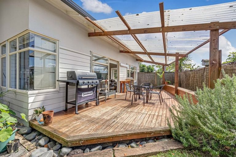 Photo of property in 18 Cinnabar Place, Westgate, Auckland, 0614