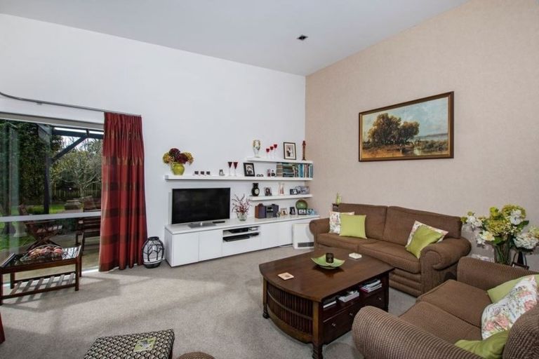 Photo of property in 4 Resolution Place, One Tree Point, 0118