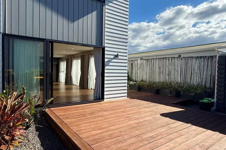 Photo of property in 26c Amberley Avenue, Te Atatu South, Auckland, 0610