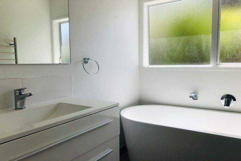 Photo of property in 1/14 Gillan Place, Bayview, Auckland, 0629