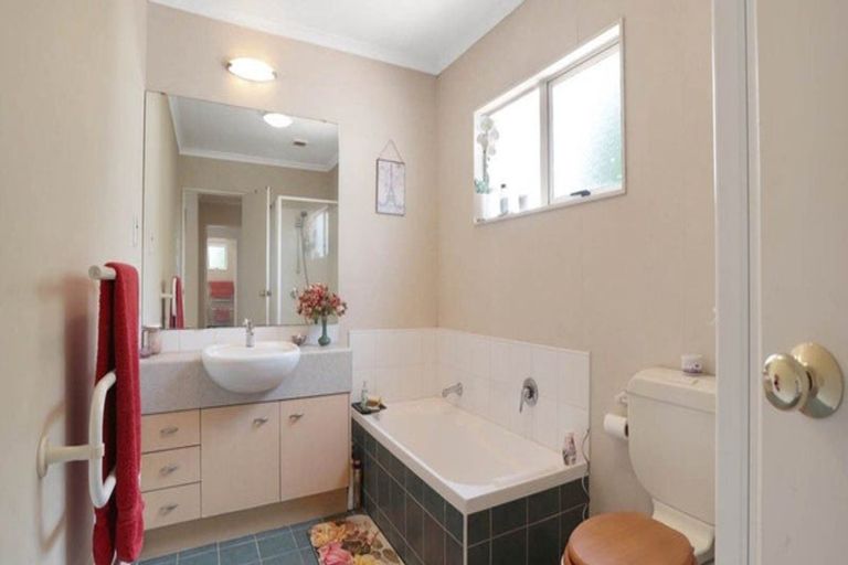 Photo of property in 1 Stolford Crescent, New Lynn, Auckland, 0600