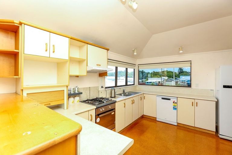 Photo of property in 10 Roy Terrace, Moturoa, New Plymouth, 4310