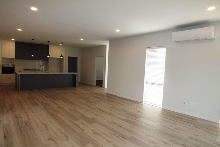 Photo of property in 5 Syd Grant Crescent, Orewa, 0931