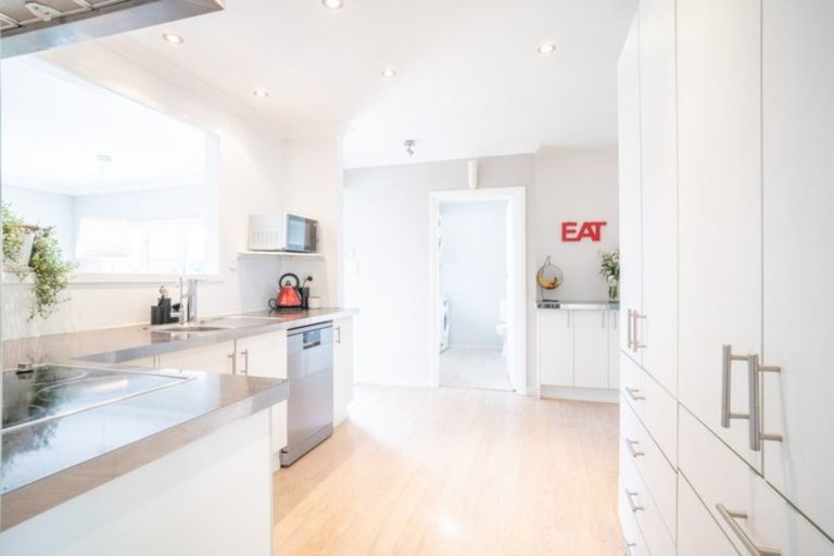 Photo of property in 579 Featherston Street, Roslyn, Palmerston North, 4414