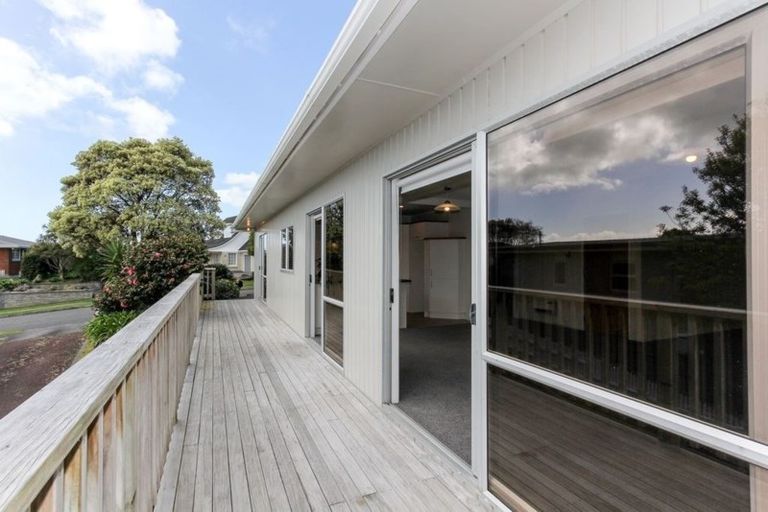 Photo of property in 12 Montana Place, Merrilands, New Plymouth, 4312