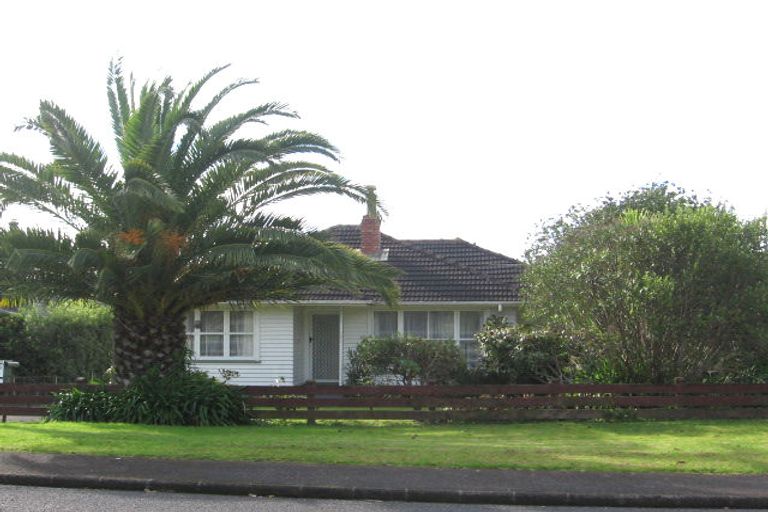 Photo of property in 15 Taipari Road, Te Atatu Peninsula, Auckland, 0610