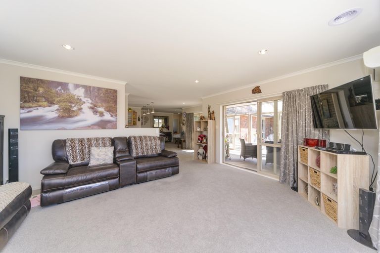 Photo of property in 11 Chestnut Close, Kelvin Grove, Palmerston North, 4414