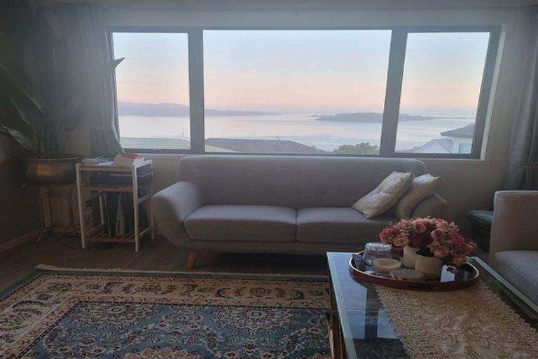 Photo of property in 75a Dress Circle, Newlands, Wellington, 6037