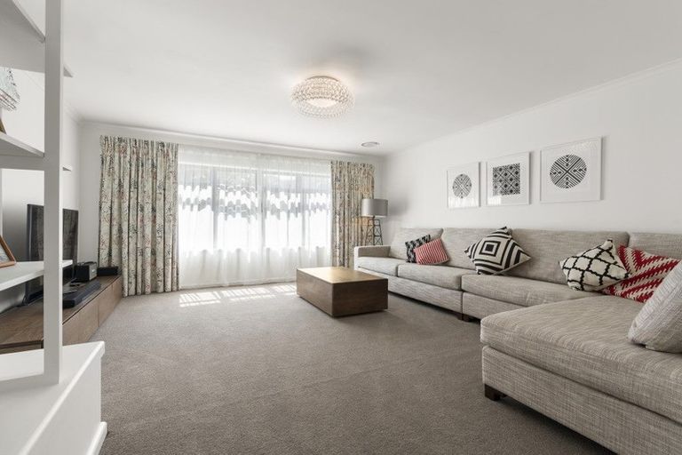 Photo of property in 11 Holyoake Place, Chatswood, Auckland, 0626