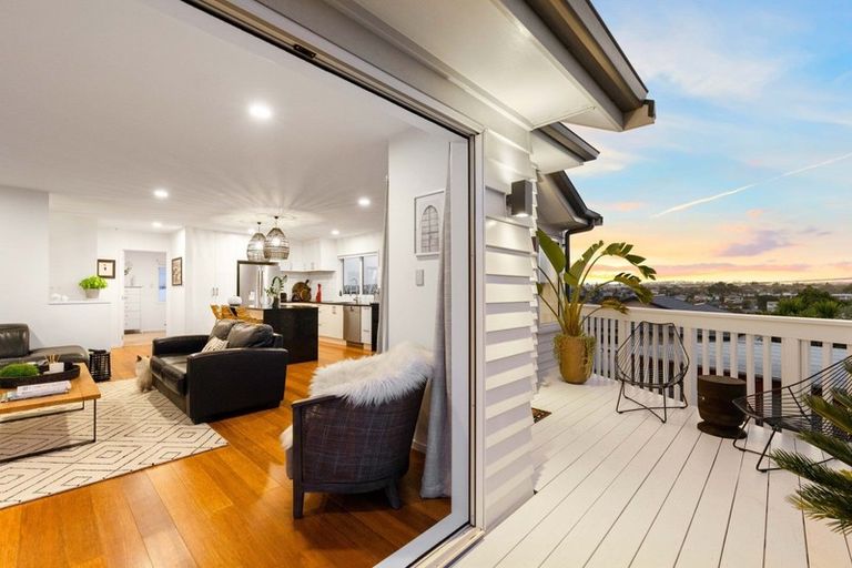 Photo of property in 2/10 Webb Place, Forrest Hill, Auckland, 0620