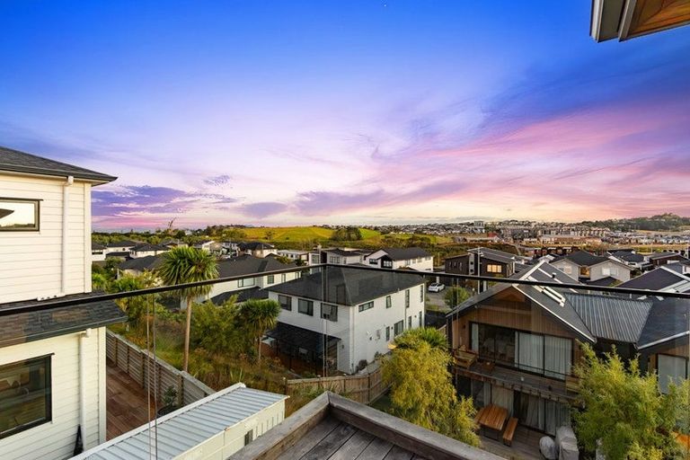 Photo of property in 4 Hanikura Street, Long Bay, Auckland, 0630