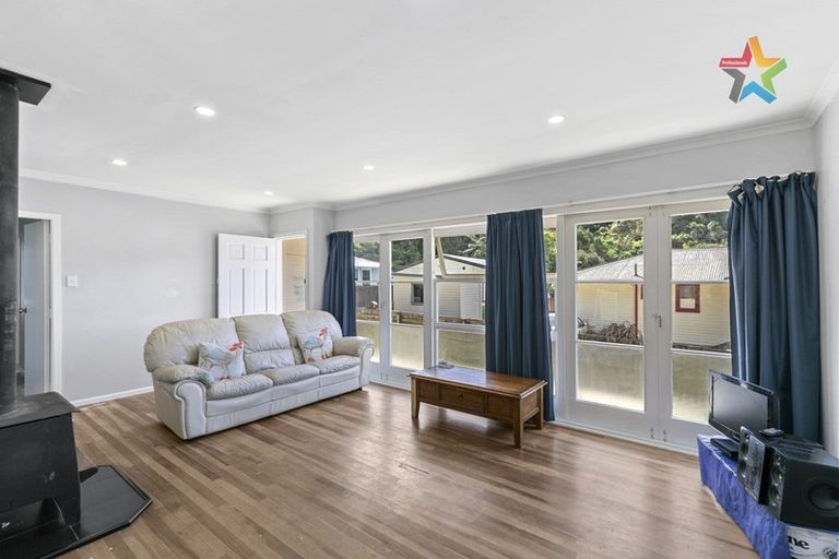 Photo of property in 21 Shackleton Grove, Stokes Valley, Lower Hutt, 5019