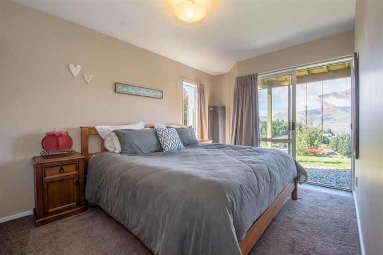 Photo of property in 2a Bird Place, Fernhill, Queenstown, 9300