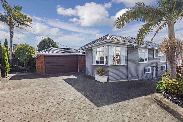 Photo of property in 89 East Coast Road, Castor Bay, Auckland, 0620