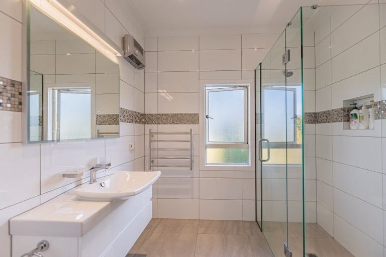 Photo of property in 16 Abbotsford Road, Waipawa, 4210