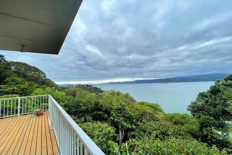 Photo of property in 18 Fortification Road, Karaka Bays, Wellington, 6022