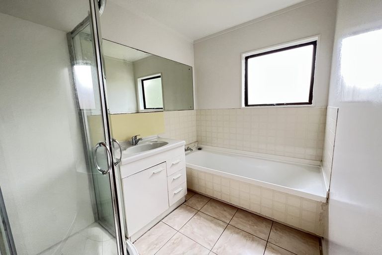 Photo of property in 50 Aviemore Drive, Highland Park, Auckland, 2010