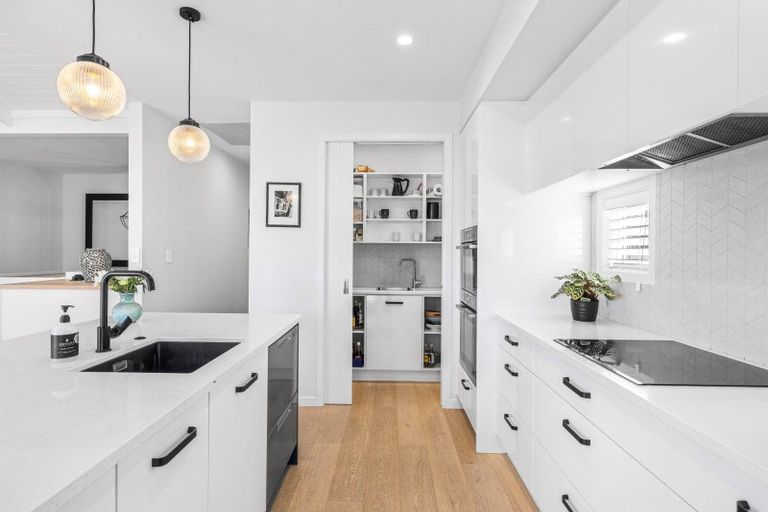 Photo of property in 341 Devonport Road, Tauranga, 3110