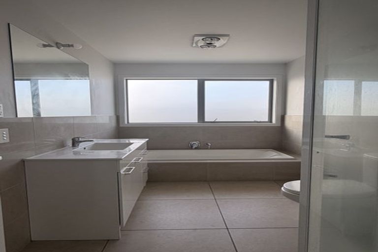 Photo of property in 11 Bendigo Grove, Newlands, Wellington, 6037
