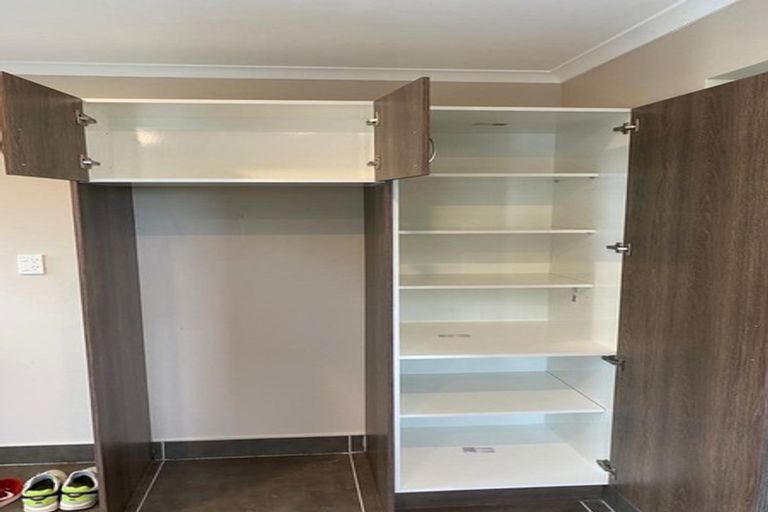 Photo of property in 8a Chetwode Grove, Newlands, Wellington, 6037