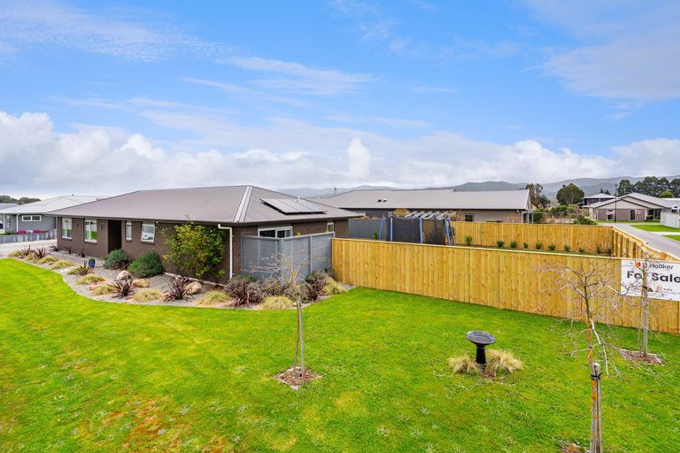 Photo of property in 1 Routhan Way, Carterton, 5713