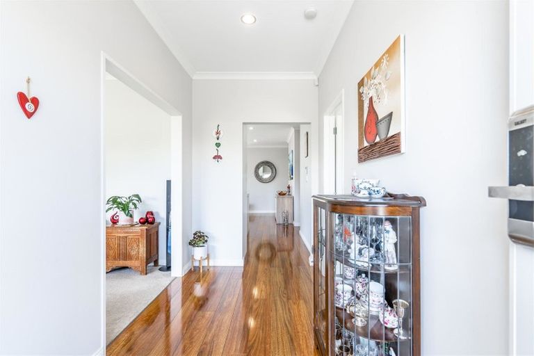 Photo of property in 8 Kohia Way, Huapai, Kumeu, 0810