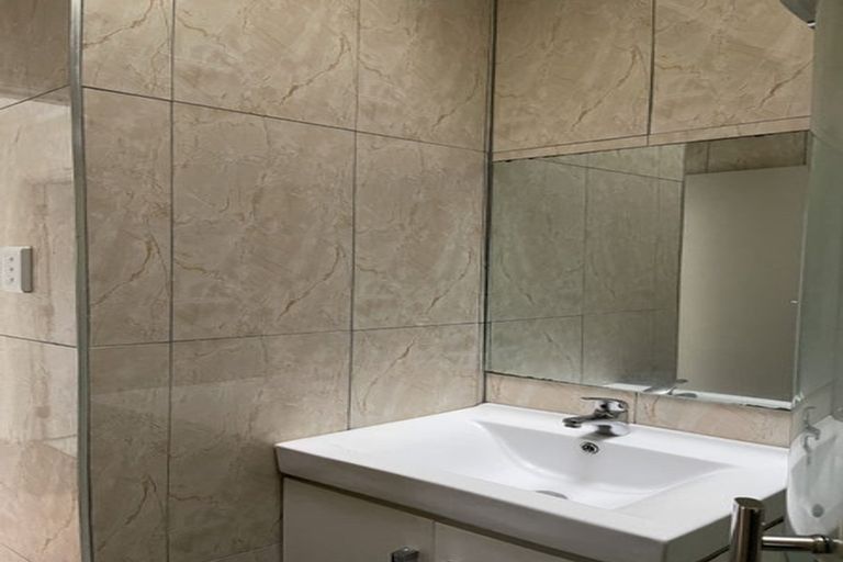 Photo of property in 5/106 West Coast Road, Glen Eden, Auckland, 0602