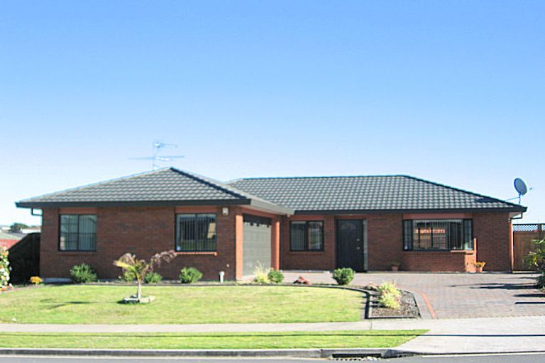 Photo of property in 13 Glenveagh Park Drive, Weymouth, Auckland, 2103