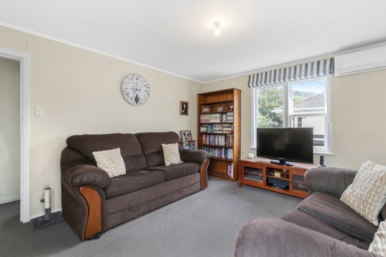 Photo of property in 29 Gibbs Crescent, Wainuiomata, Lower Hutt, 5014