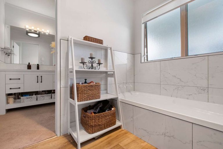 Photo of property in 10 Barraud Place, Pukehangi, Rotorua, 3015