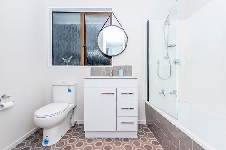 Photo of property in 4 Kayle Glen, West Harbour, Auckland, 0618