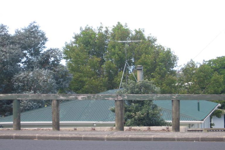 Photo of property in 417 Glenfield Road, Glenfield, Auckland, 0629