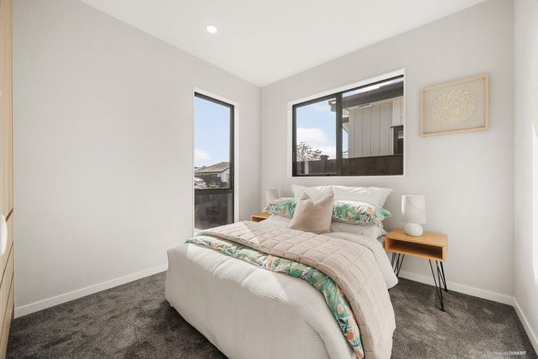 Photo of property in 31 Matahae Crescent, Wainui, 0932