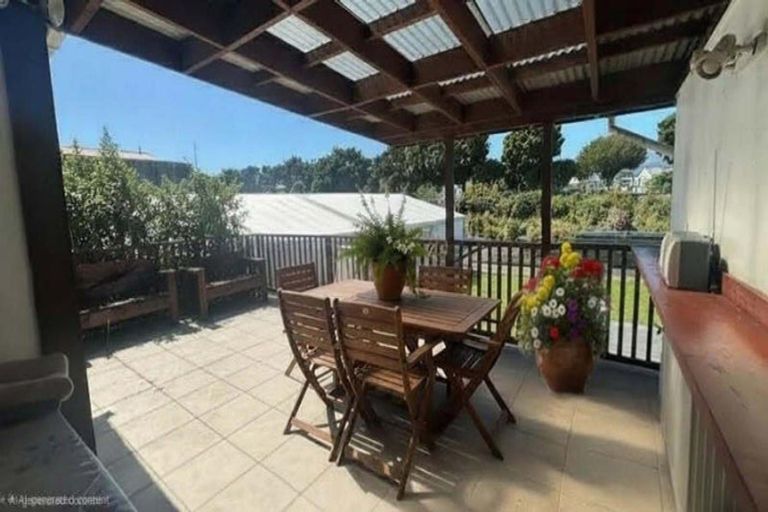 Photo of property in 80 Oxford Street, Levin, 5510