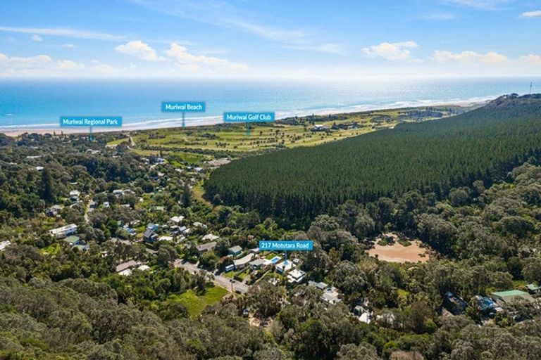 Photo of property in 217 Motutara Road, Muriwai, Waimauku, 0881