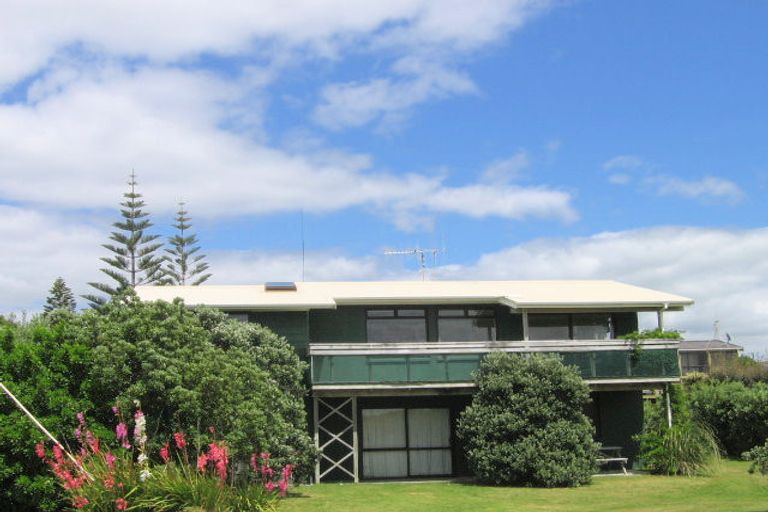 Photo of property in 2 Broadway Road, Waihi Beach, 3611