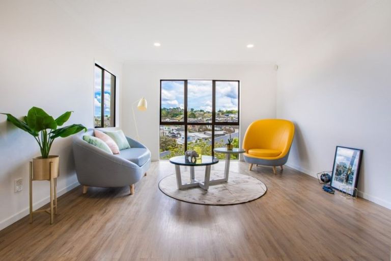 Photo of property in 64 Rising Parade, Fairview Heights, Auckland, 0632