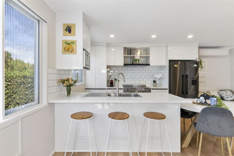 Photo of property in 2/7 Yarra Place, Botany Downs, Auckland, 2010